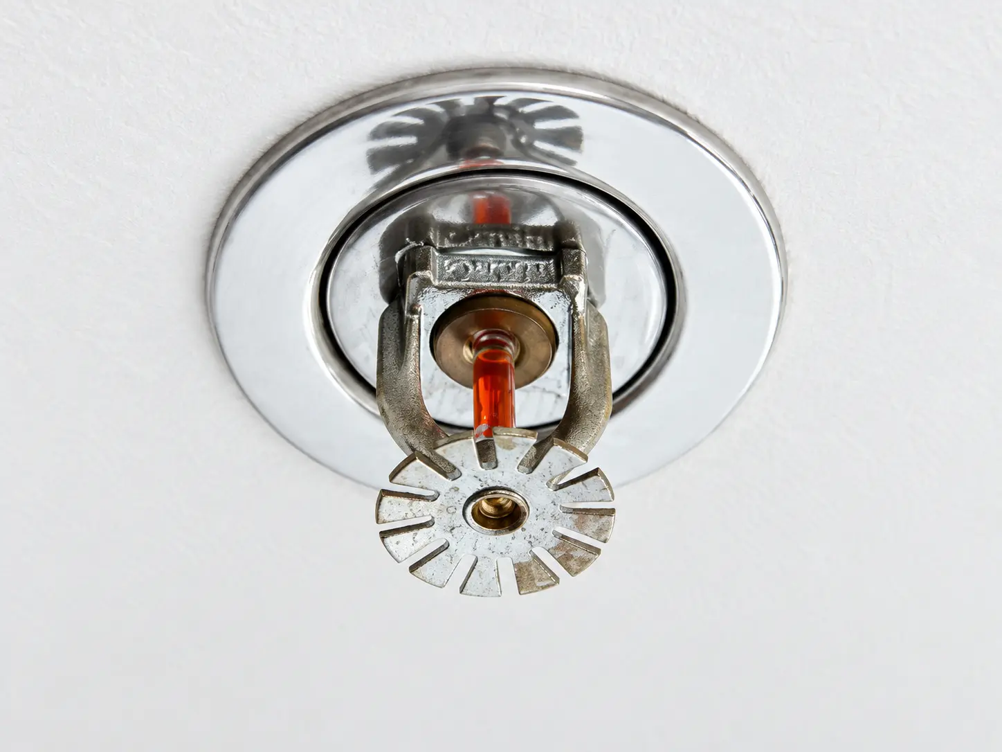 Tête de gicleur chromée encastrée au plafond